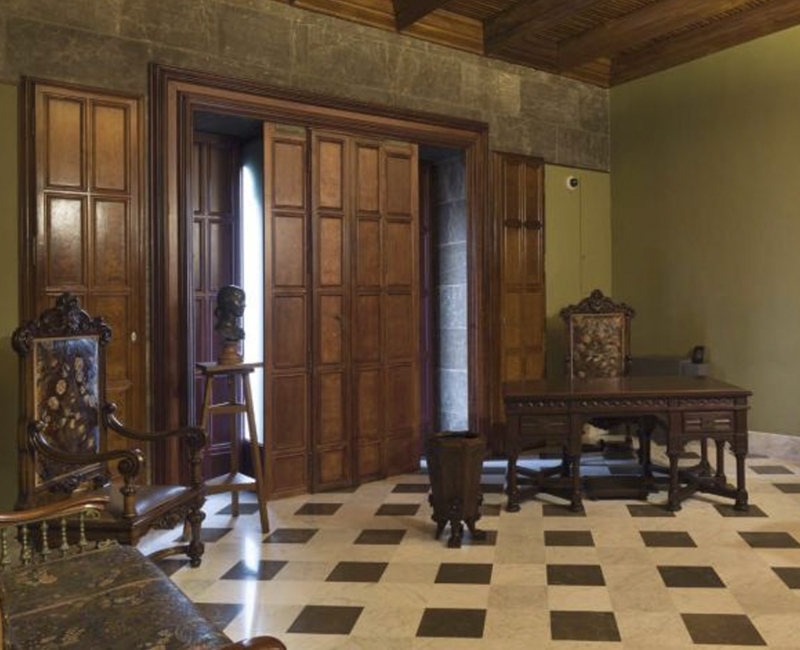 Palau Gell: miradas al mobiliario