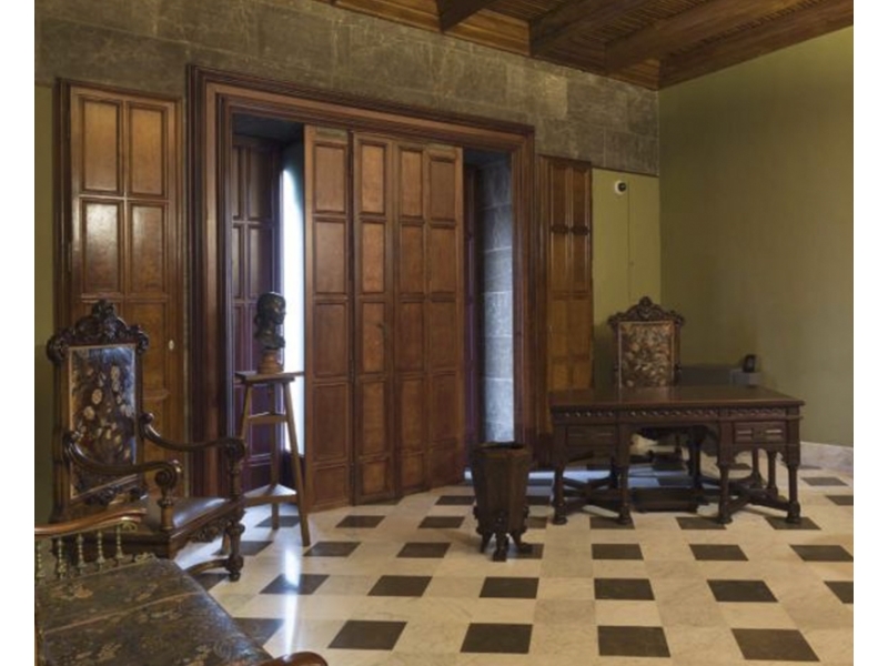 Palau Güell: miradas al mobiliario